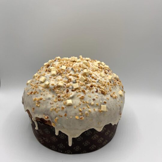 Panettone al cioccolato bianco e nocciole